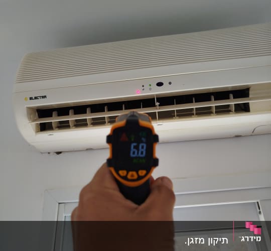 מדחום מכוון למזגן על קיר פנימי